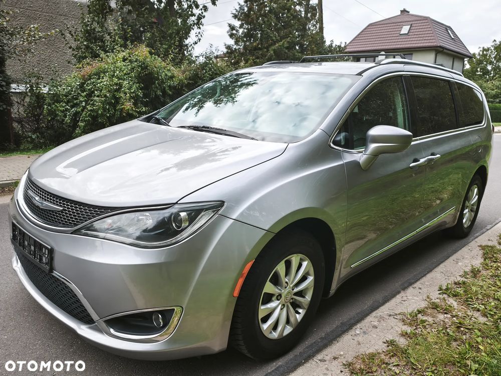 Chrysler Pacifica 2018 photo 2