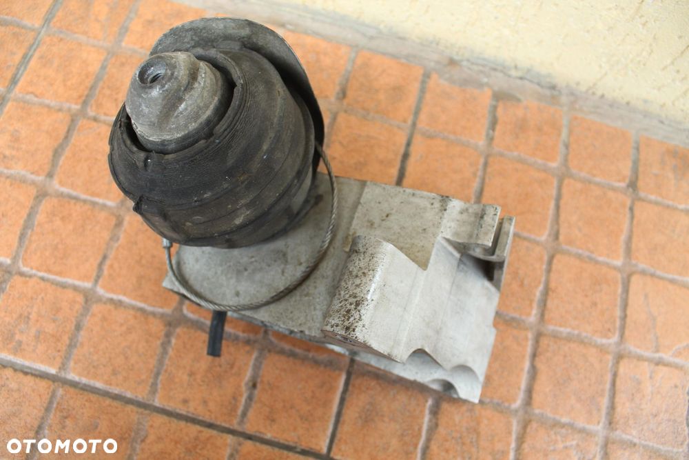 ŁAPA PODUSZKA SILNIKA VOLVO XC70 I 2.4 D5 8684381 - 2