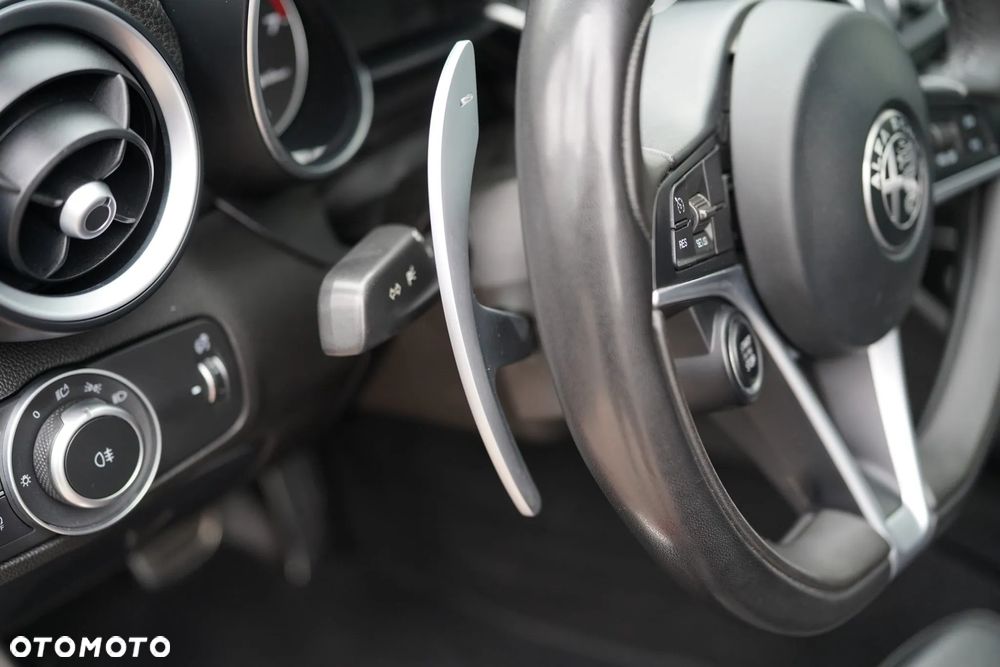 Alfa Romeo Giulia 2.0 Turbo 16V AT8-Q4 Ti - 26