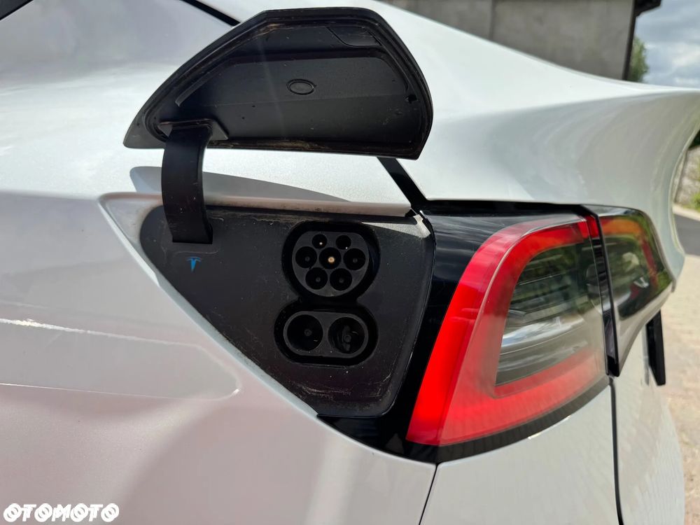 Tesla Model Y - 10