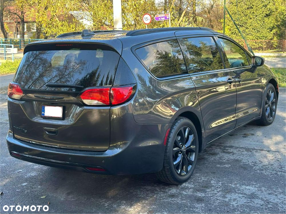 Chrysler Pacifica - 7