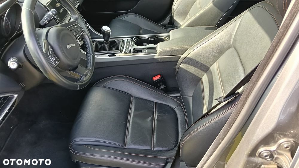 Jaguar XE 2.0 D Portfolio - 8