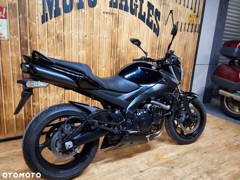 Suzuki GSR - 8