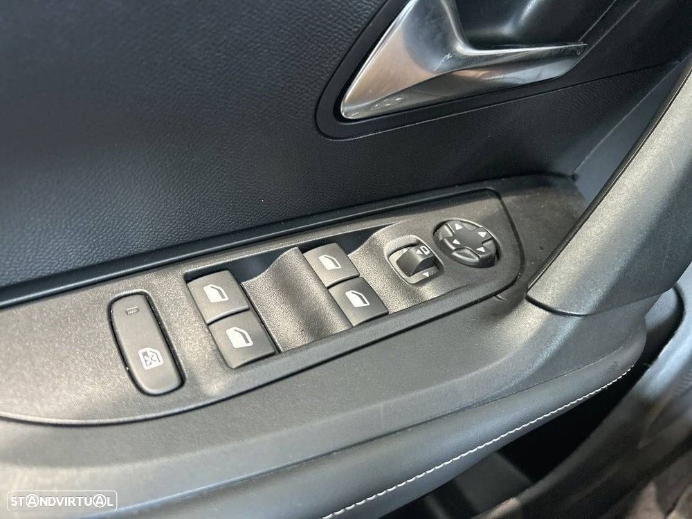 Peugeot 2008 1.2 Hybrid Allure e-DCS6 - 18