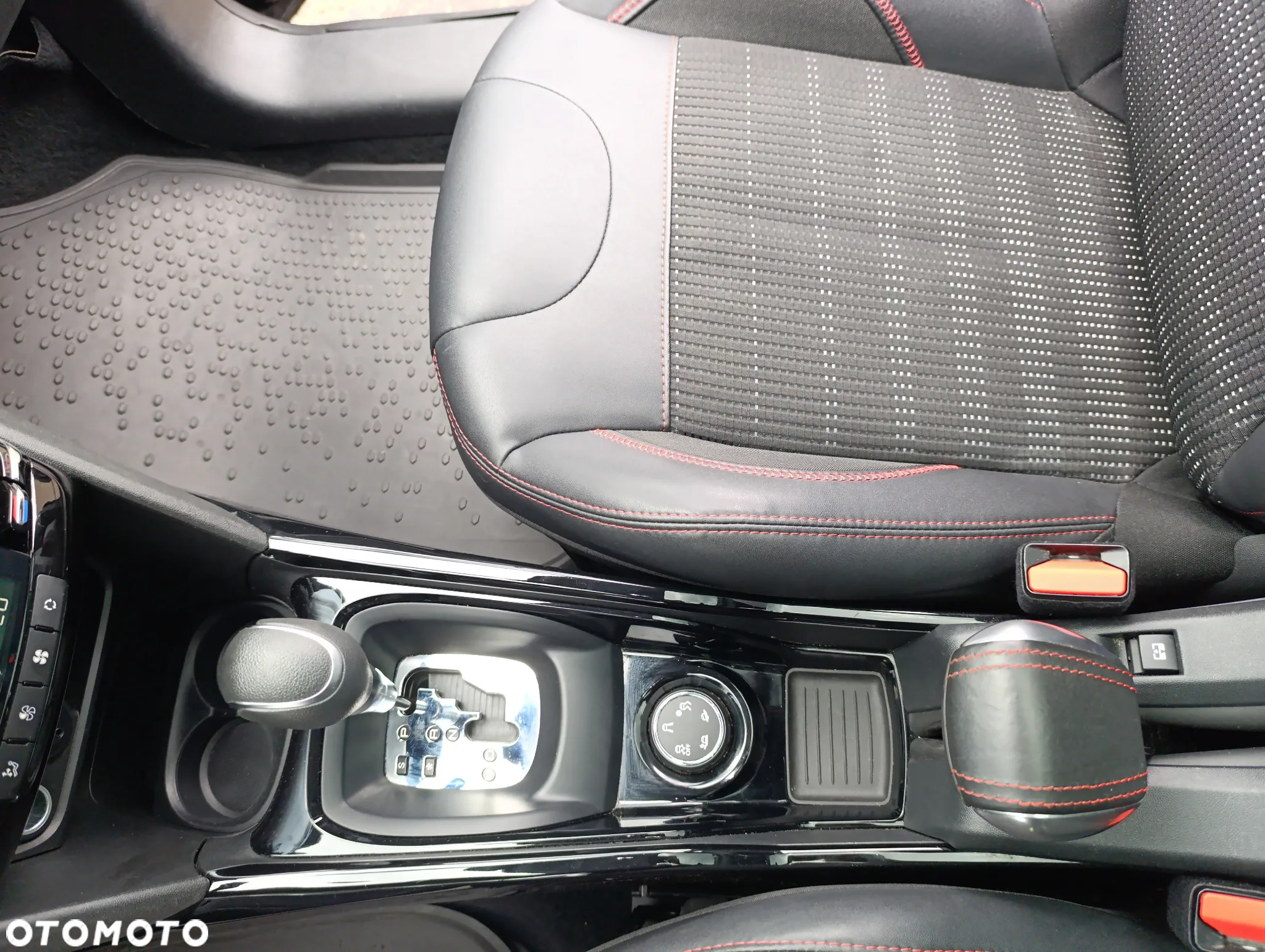 Peugeot 2008 PureTech 110 Stop&Start EAT6 GT-Line Edition - 29