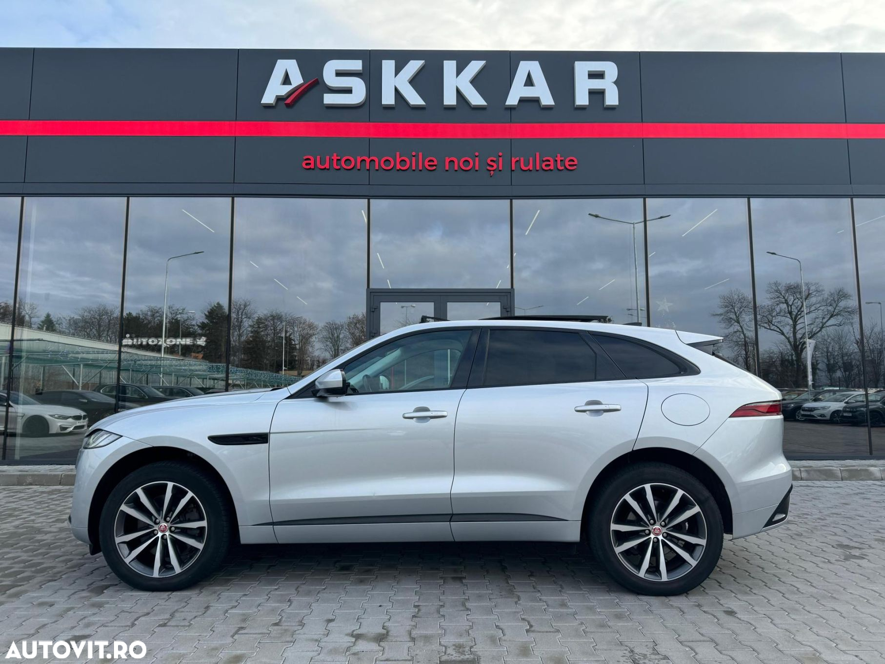 Jaguar F-Pace P400e AWD R-Dynamic SE - 9