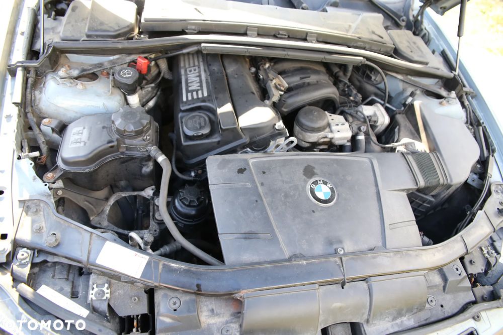 BMW Seria 3 318i Touring - 18