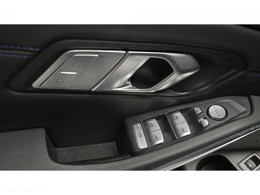 BMW Seria 3 320d xDrive M Sport sport - 31
