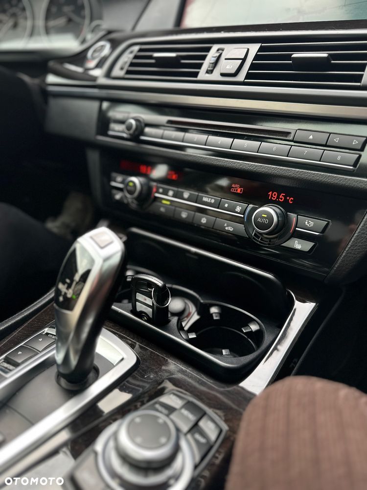 BMW Seria 5 528i xDrive Sport-Aut Luxury Line - 17