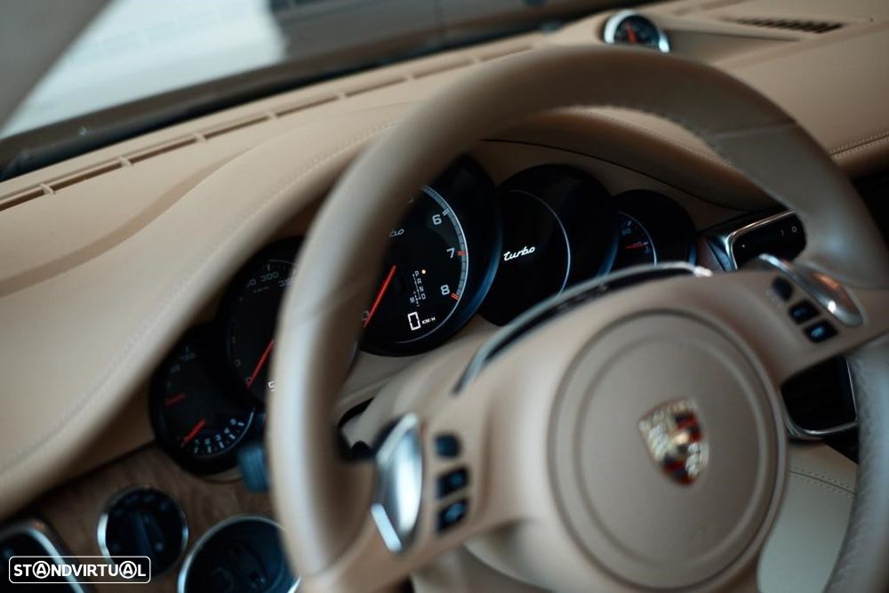 Porsche Panamera Turbo PDK - 9