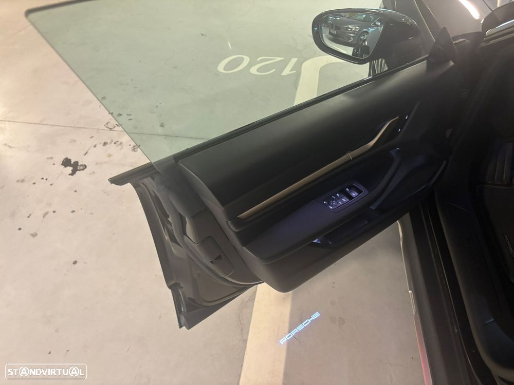 Porsche Taycan Cross Turismo 4 - 5