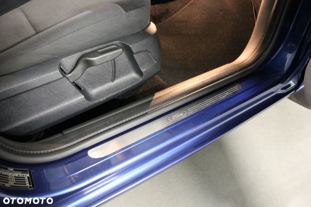 Ford Focus 2.0 Ghia - 27