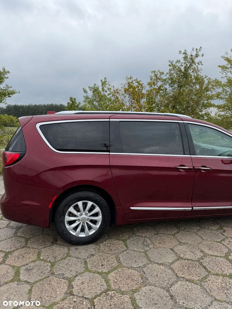 Chrysler Pacifica - 17
