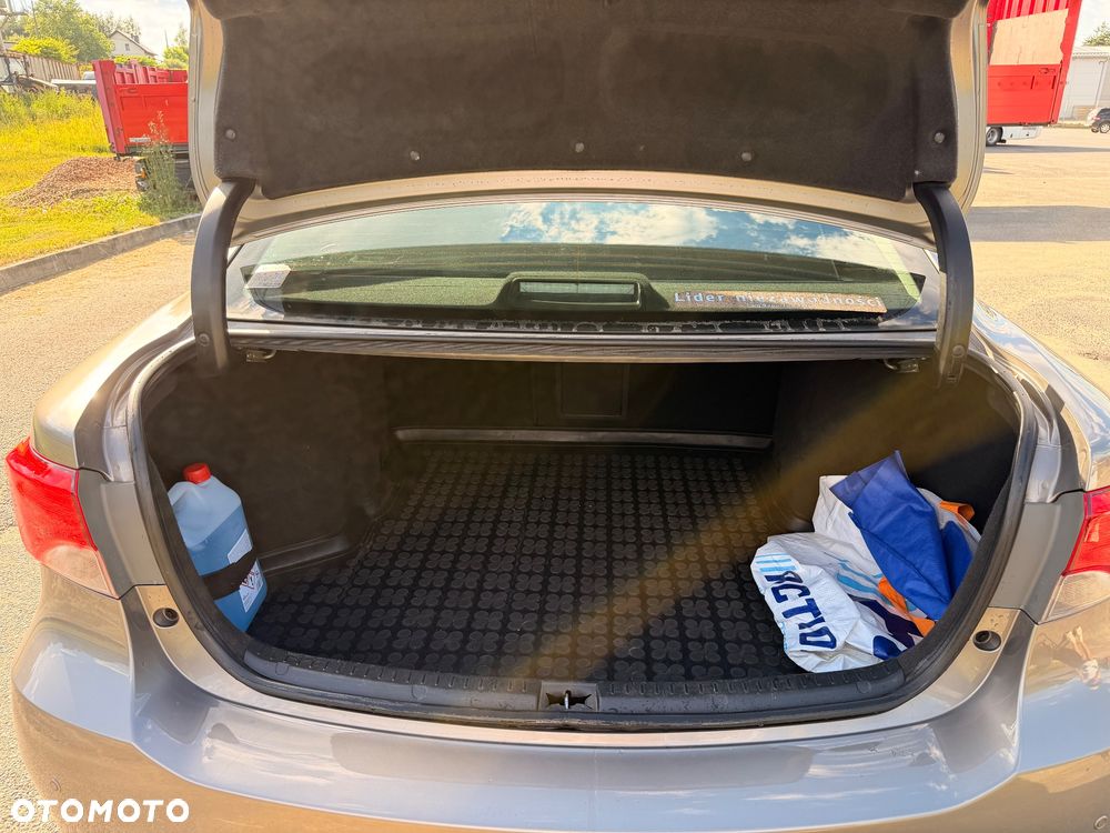 Toyota Avensis 2.0 Premium MS - 18