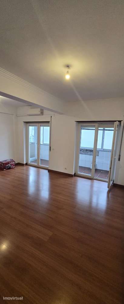 Amplo T2, 110 m² sala de 30 m², duas varandas e vista rio sobre Lisboa - Grande imagem: 2/17