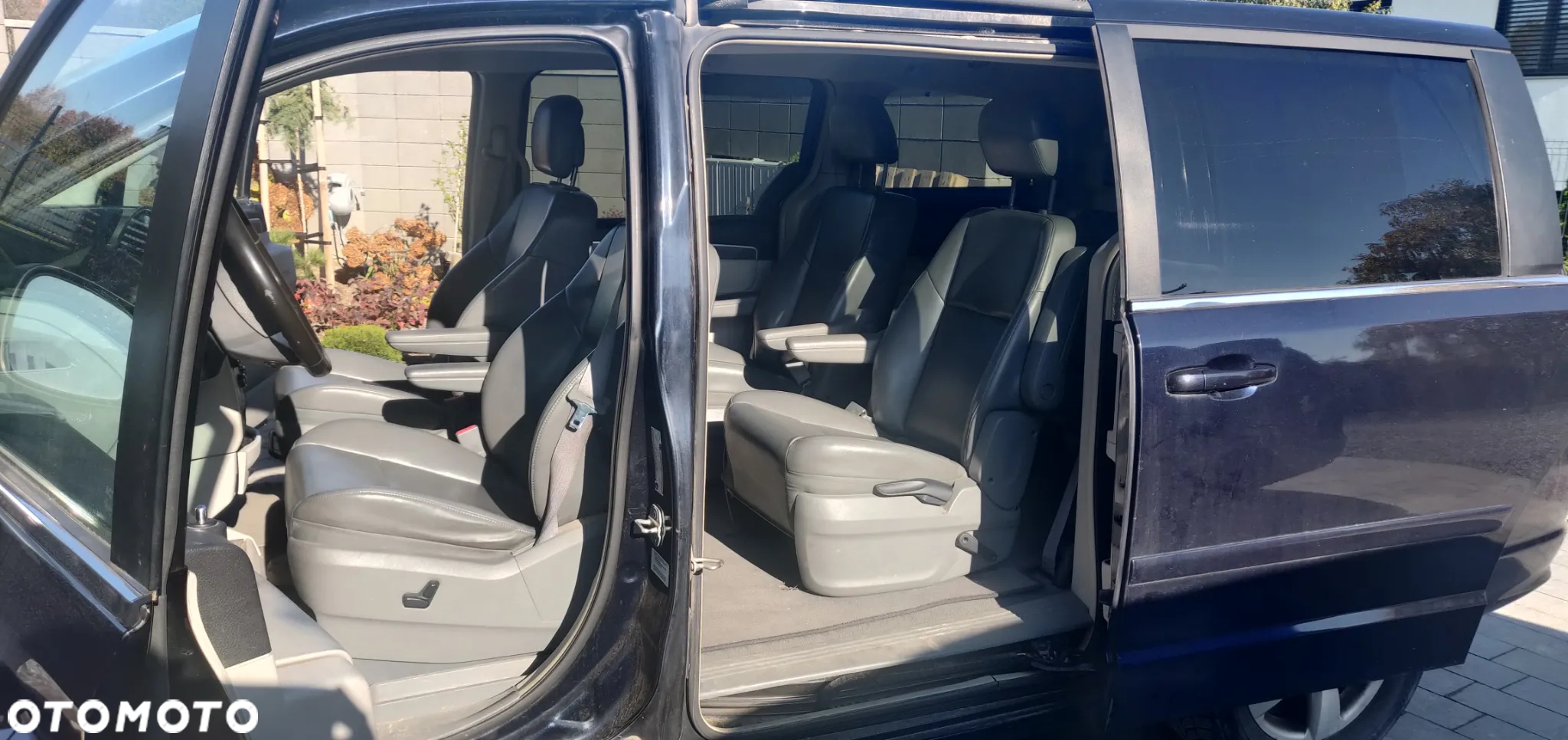 Volkswagen Routan - 12