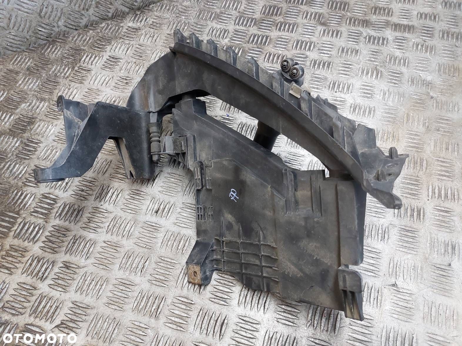 ŚLIZG BŁOTNIKA PRAWY + SPRYSKIWACZ LAMPY AUDI A5 8T 8T0805608R - 1