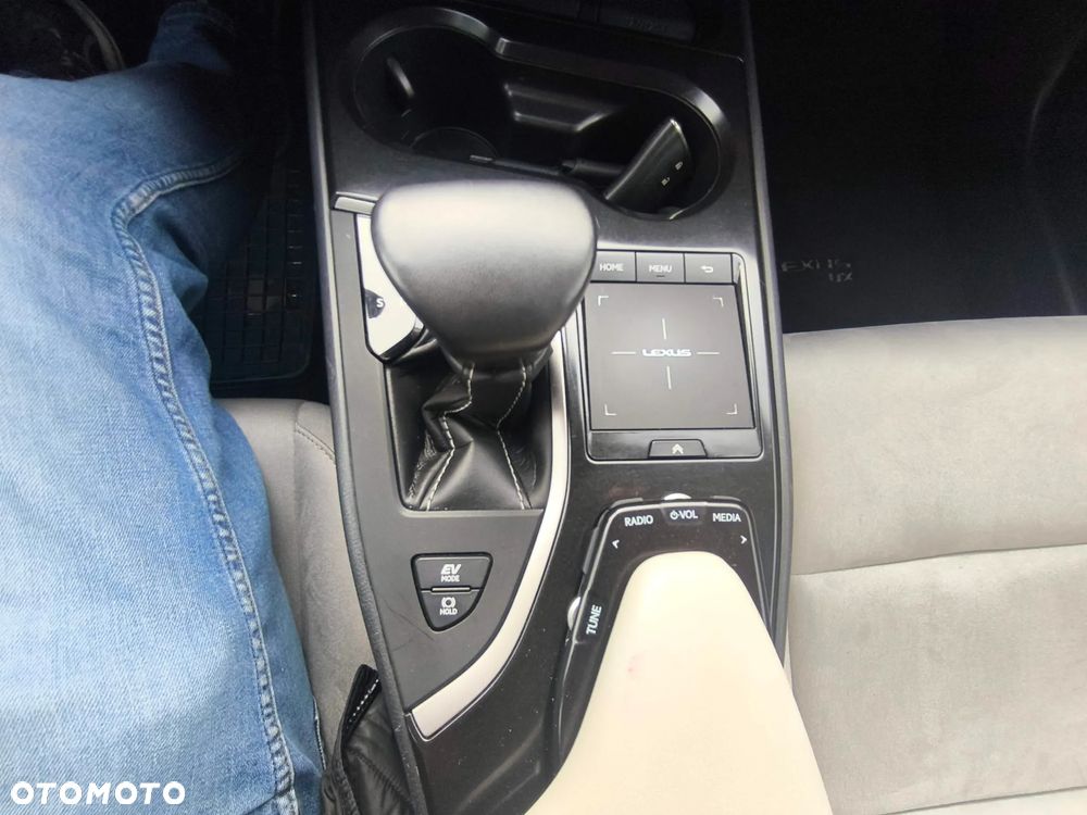 Lexus UX 250h Elegance 2WD - 26