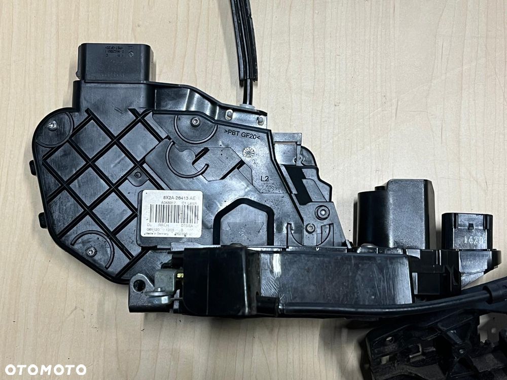 Zamek drzwi lewy tylny 8X2A-26413 Land Rover Discovery 4 IV L319 - 1