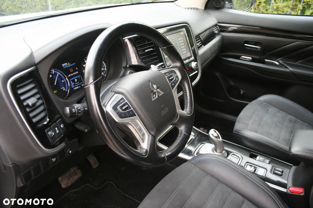 Mitsubishi Outlander Intense + - 10