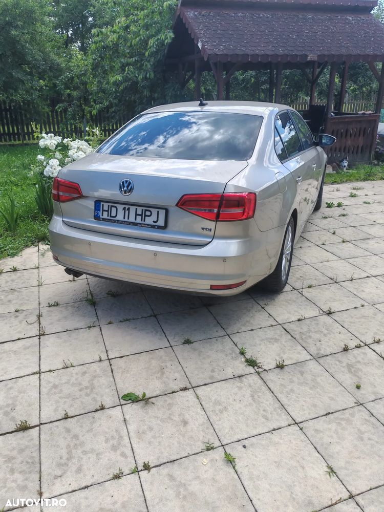 Volkswagen Jetta 2.0 TDI Highline - 4
