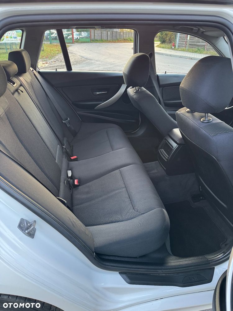 BMW Seria 3 318d Touring - 16