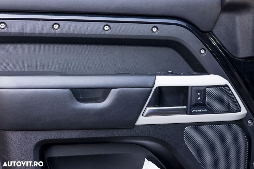 Land Rover Defender 110 2.0L D240 SE - 15