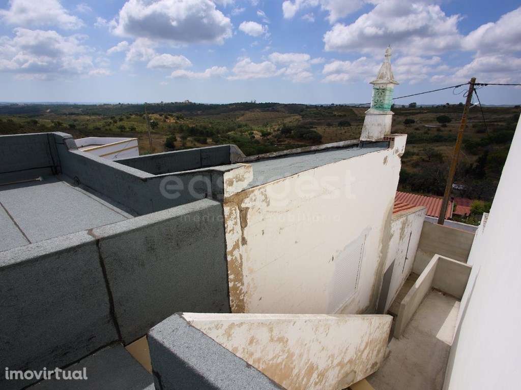 Moradia T2 com garagem, pátios exteriores e horta agricola - Grande imagem: 5/13