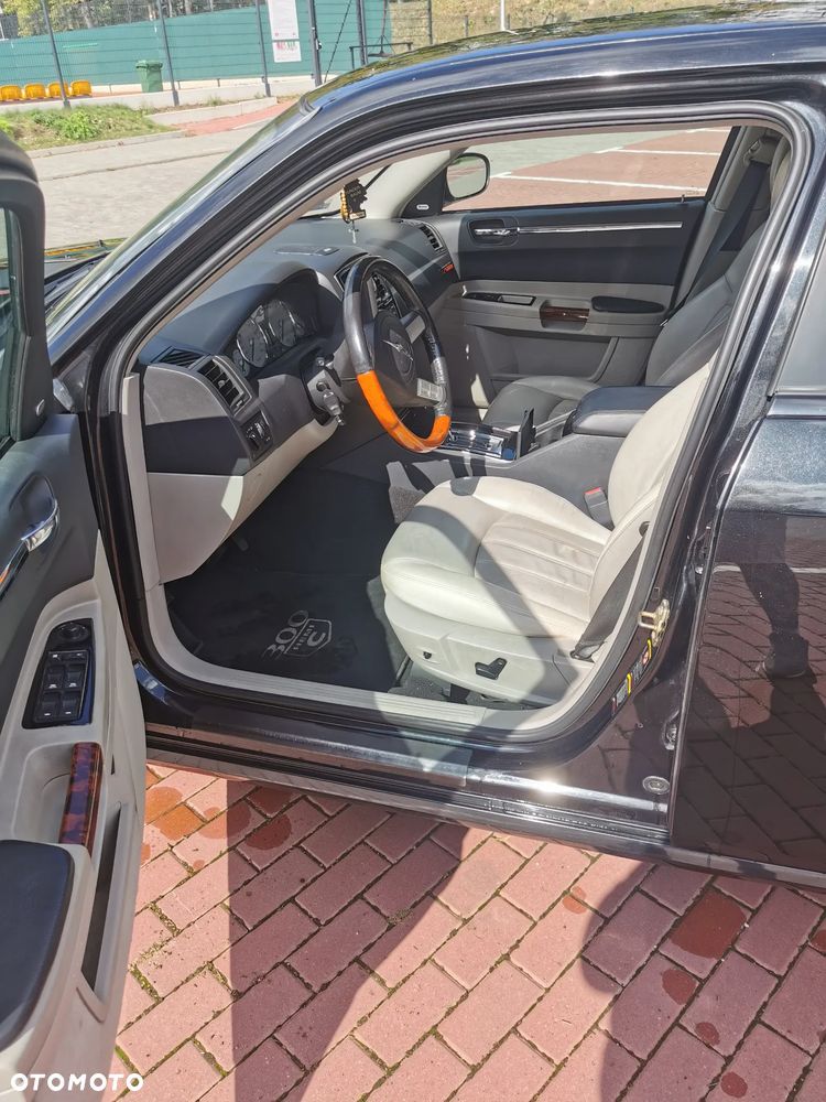 Chrysler 300C 5.7 V8 Hemi AWD - 16