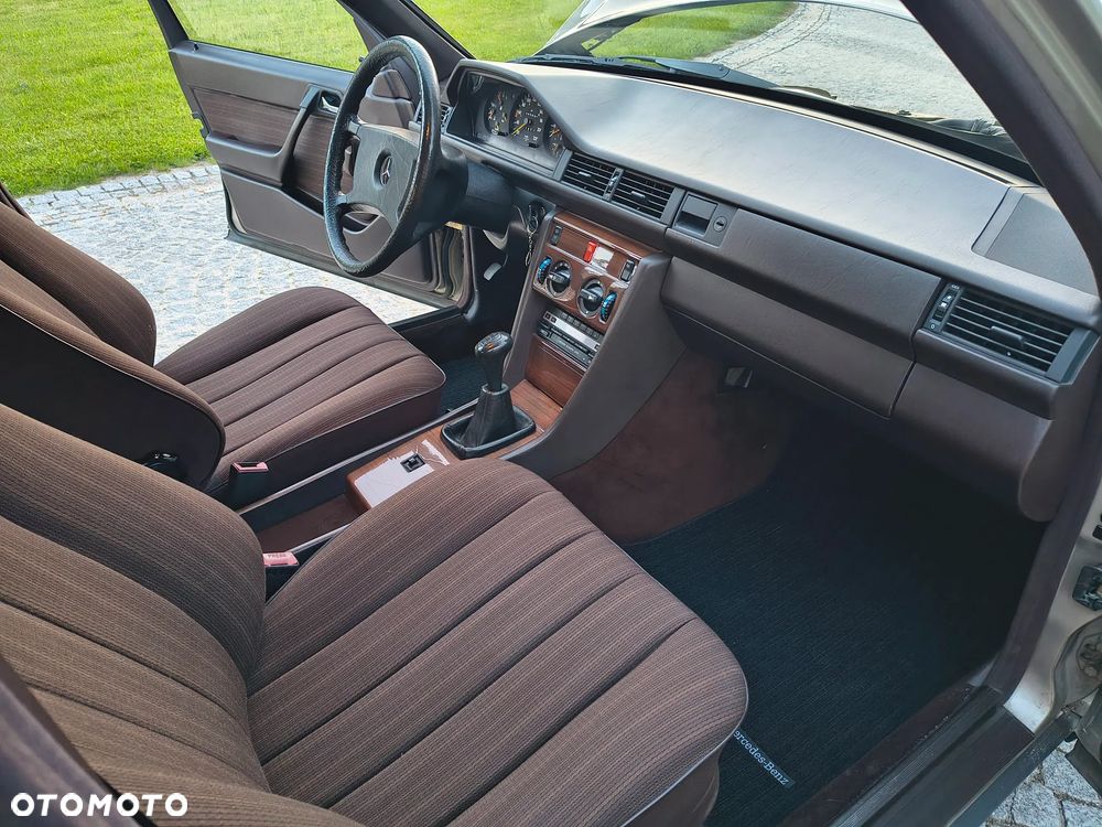 Mercedes-Benz W124 (1984-1993) - 27