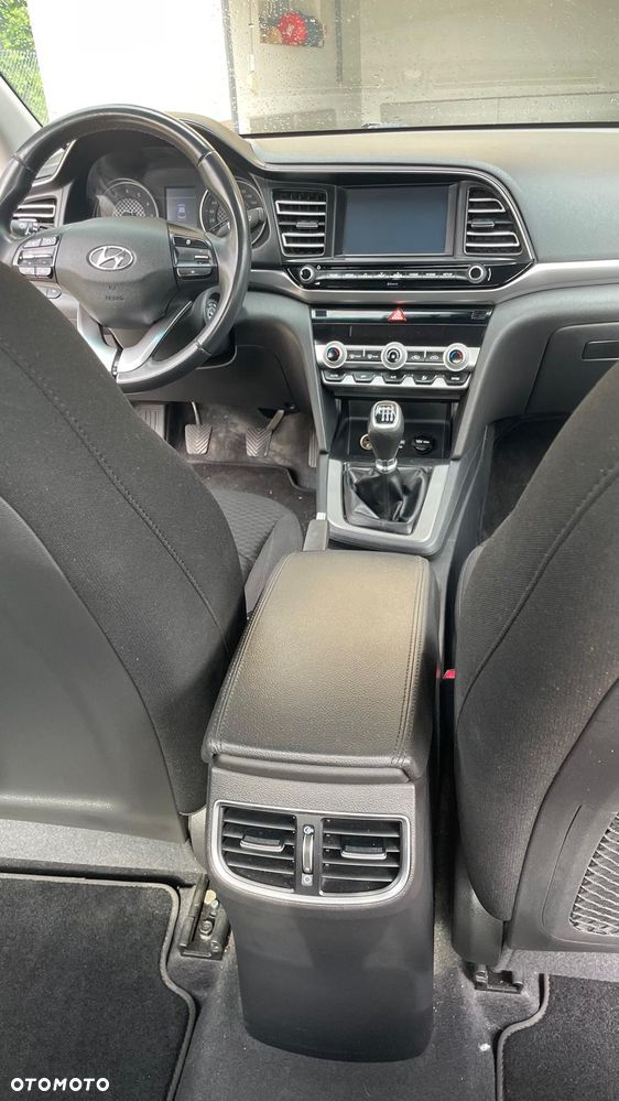 Hyundai Elantra 1.6 Comfort - 11