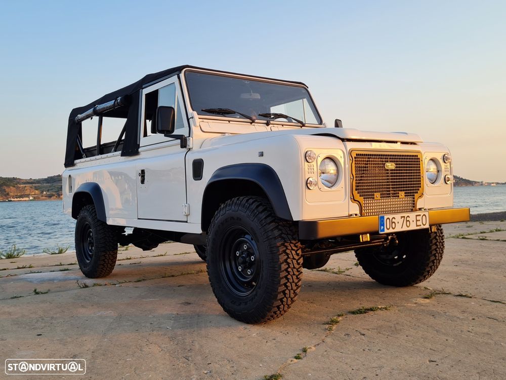 Land Rover Defender - 1