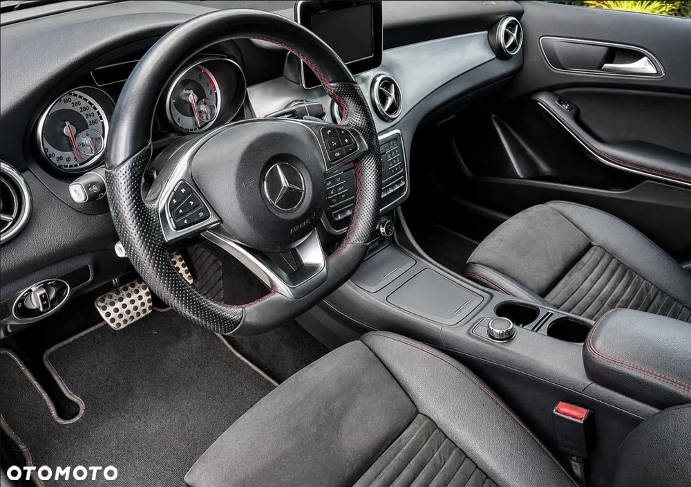 Mercedes-Benz GLA 250 4Matic 7G-DCT - 11
