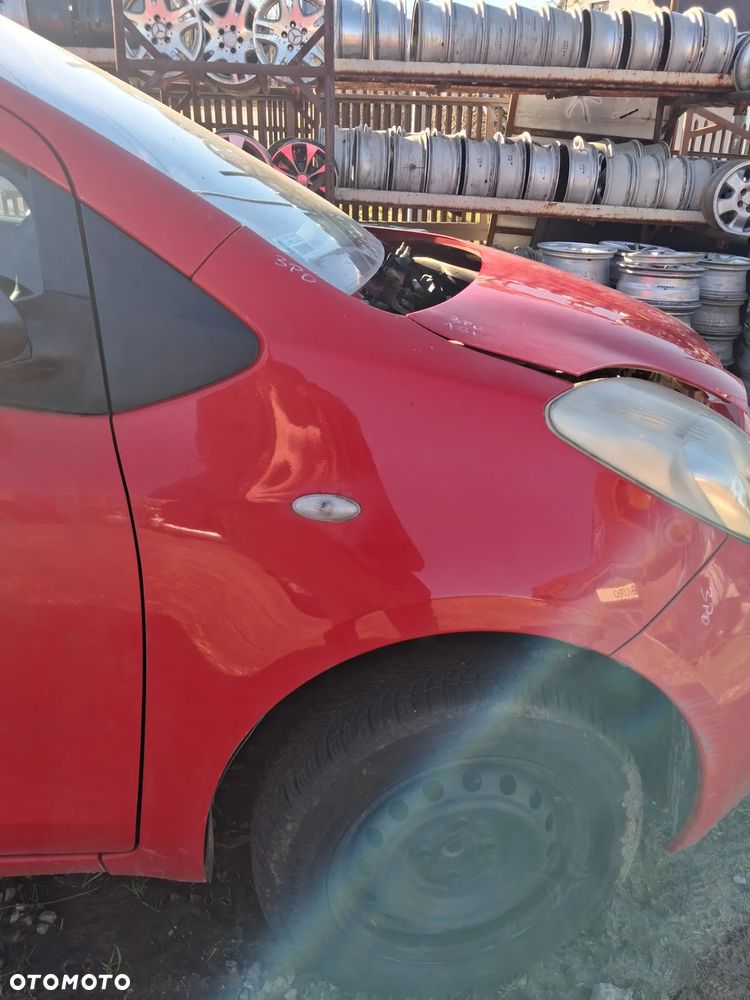 Toyota Yaris II 06 blotnik prawy 3P0
