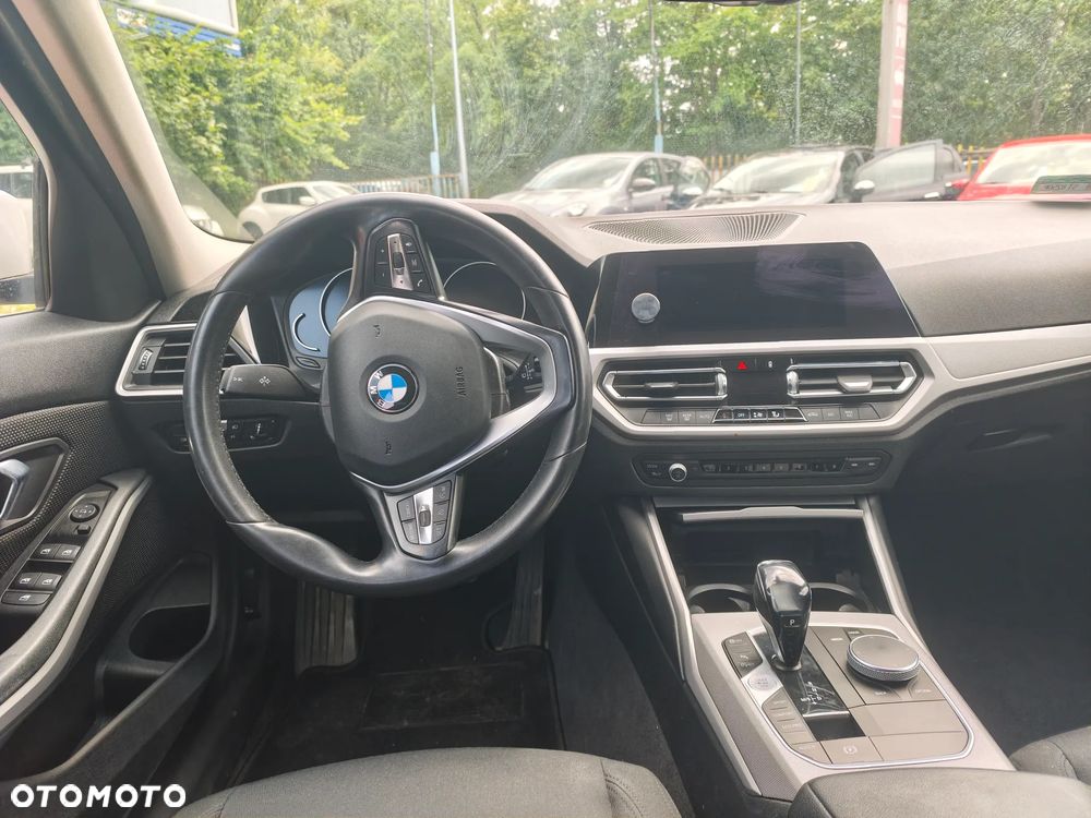 BMW Seria 3 318d - 14
