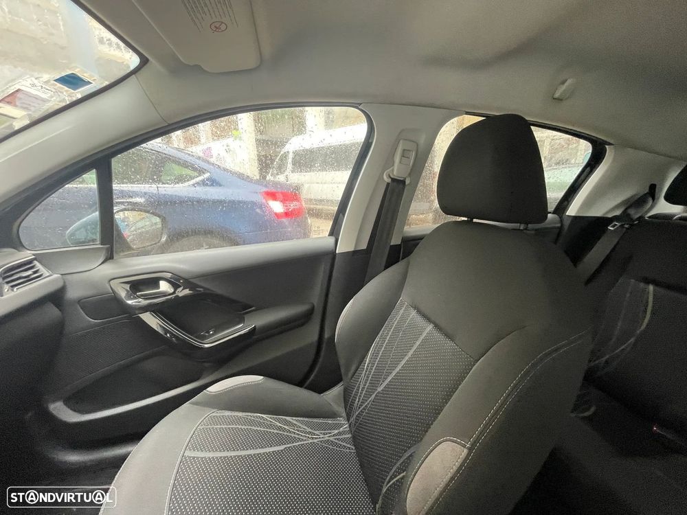 Peugeot 208 - 8
