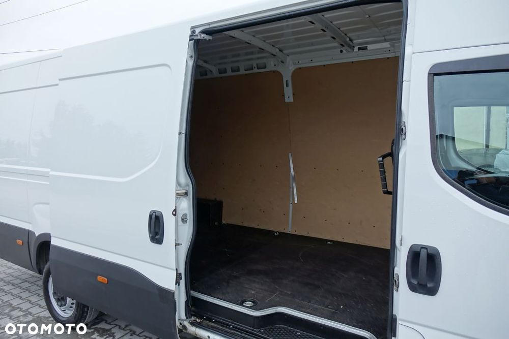 Iveco DAILY 35S18 / FURGON / BLASZAK / L4H2 / 3.0 / 180 KM / NAVI / KAMERA / - 17