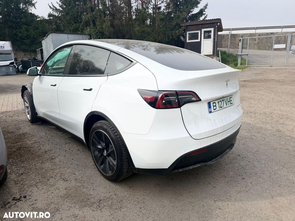 Tesla Model Y - 6