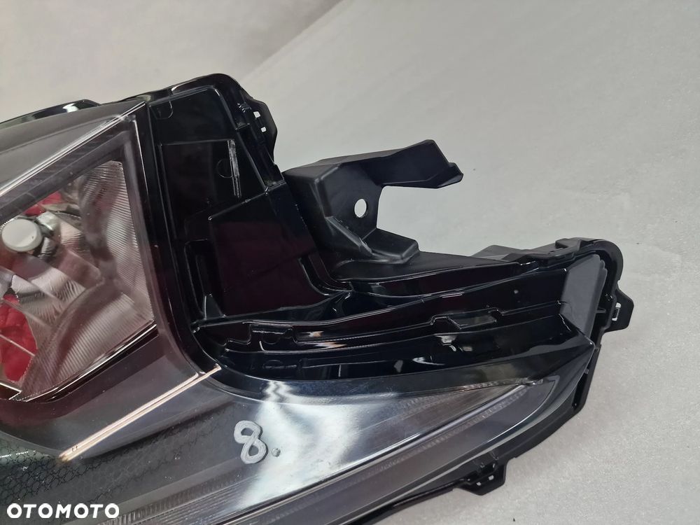 TOYOTA AYGO X 22- PRAWA LAMPA PRZEDNIA PRZÓD , NR KOITO 0H-31 , NR AUKCJI LPP8 - 9