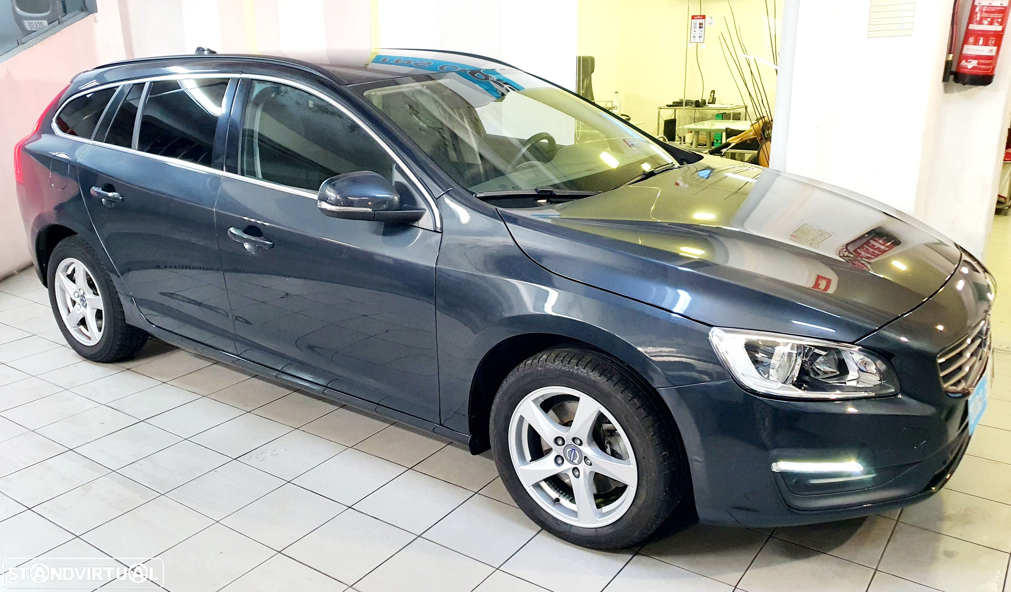 Volvo V60 2.0 D2 Momentum - 1