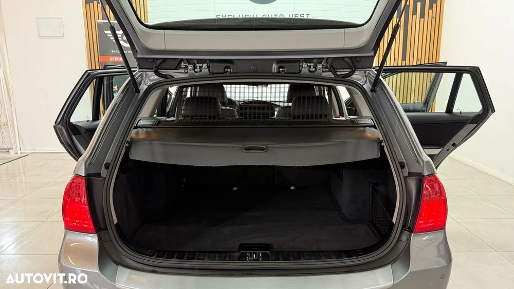BMW Seria 3 320i Touring Aut. - 18
