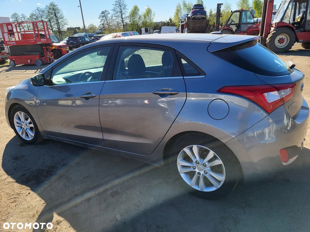 Hyundai i30 blue 1.6 CRDi Trend - 11