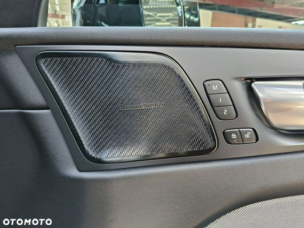 Volvo XC 60 B4 D AWD R-Design - 22