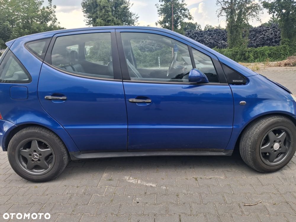 Mercedes A160 ELCH A klasa W168 silnik 1.6 Benzyna 166.930 skrzynia biegów drzwi klapa maska zderzak błotnik lakier 933 Tiefseeblau / Deep Sea Blue alternator listwa wtryskowa przepustnica przepływomierz alternator maglownica wahacz pompa wspomagania sprężarka klimatyzacji cewka wentylator sterownik stacyjka moduł silniczek panel przewód wiązka radio fotel fotele tapicerka skórzana skóra boczek podłokietnik szyba zwrotnica EGR chłodnica pas wzmocnienie lusterko lampa reflektor tłumik wydech halogen hak holowniczy klamka belka sanki mcperson amortyzator sprężyna felga zwrotnica blenda mikrostyk kierownica mechanizm zamek zacisk hamulcowy jarzmo klamka włącznik schowek lewarek wybierak osłona łapa poduszka zbiorniczek rura manetki kolektor pompa ABS sprzęgło konsola tunel kratki nawiewu skóra szyberdach NA CZĘŚCI - 10