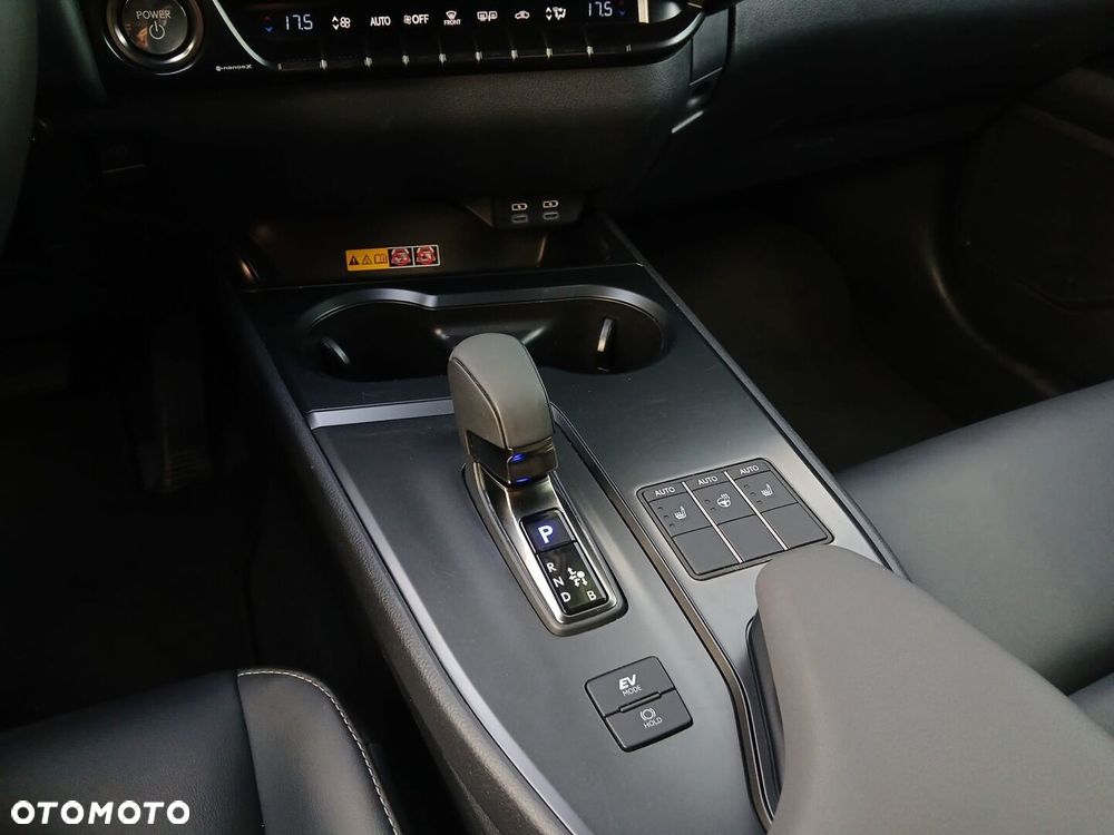 Lexus UX 300h F Sport Design - 25