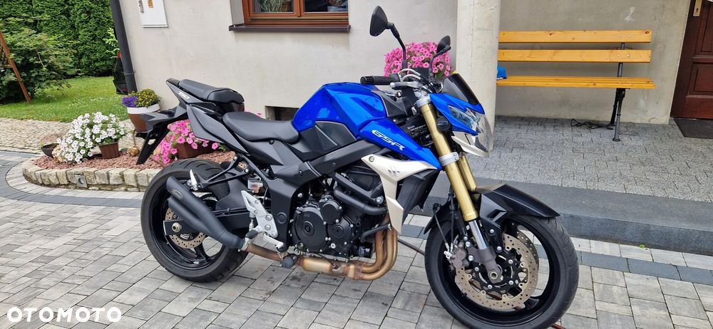 Suzuki GSR - 13
