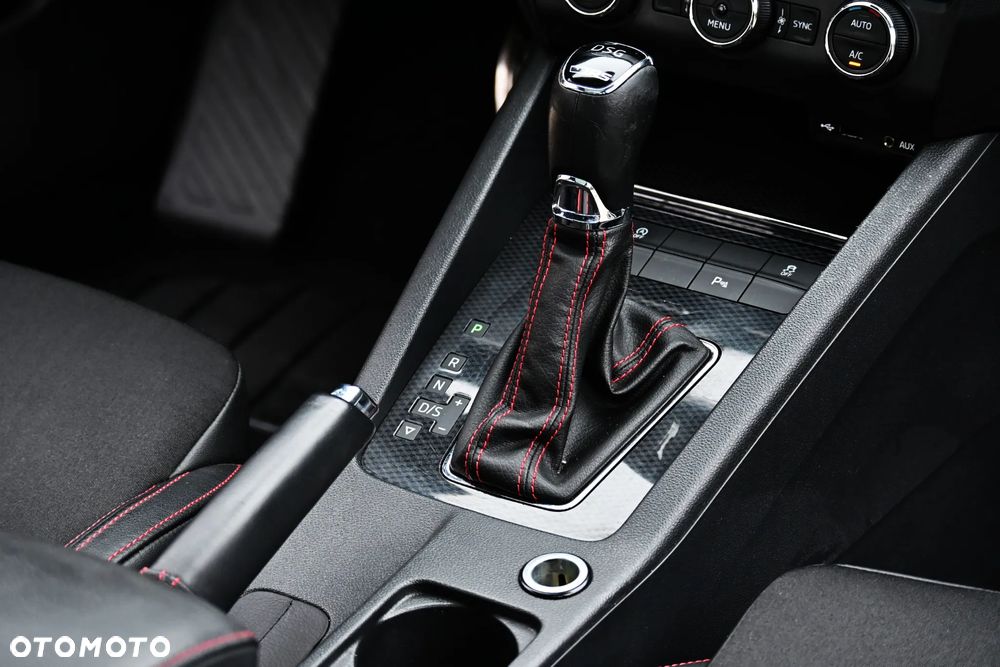 Skoda Octavia Combi 2.0 TDI DSG RS - 24