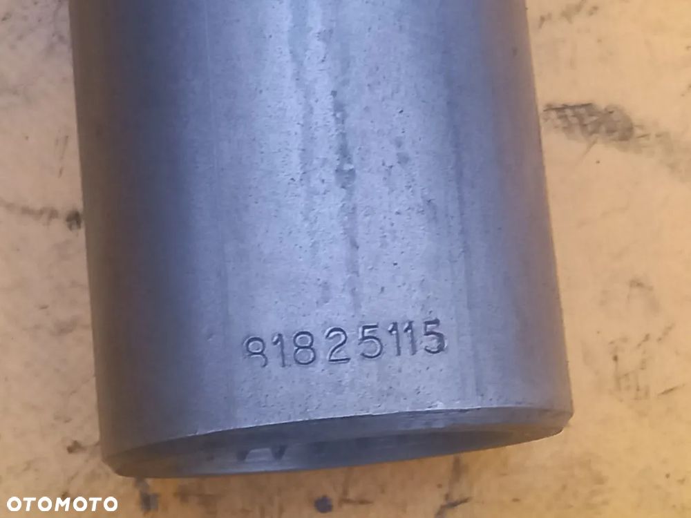 Złączka tuleja tylnego ataku New Holland 6640 - 2