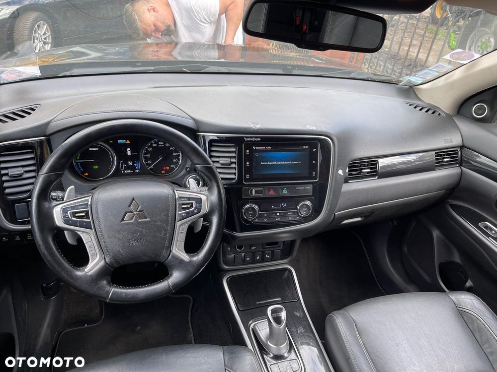 Mitsubishi Outlander Instyle NAVI + - 7