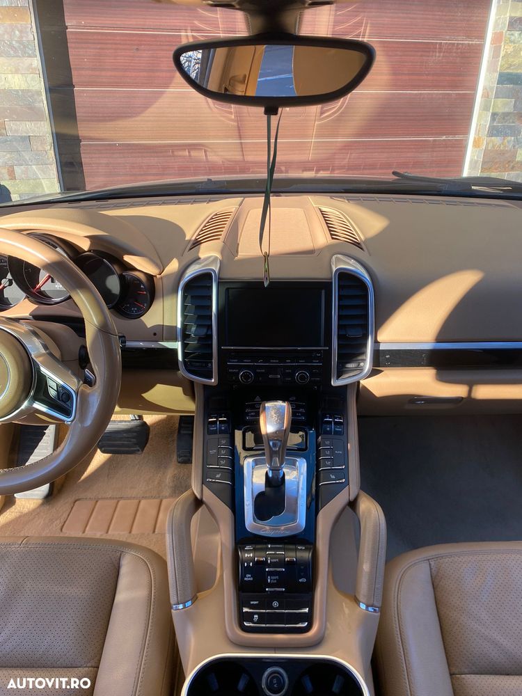 Porsche Cayenne 3.0 L - 8